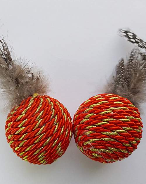 Интерактивная игрушка плетеная с мячиком с перьями внутри